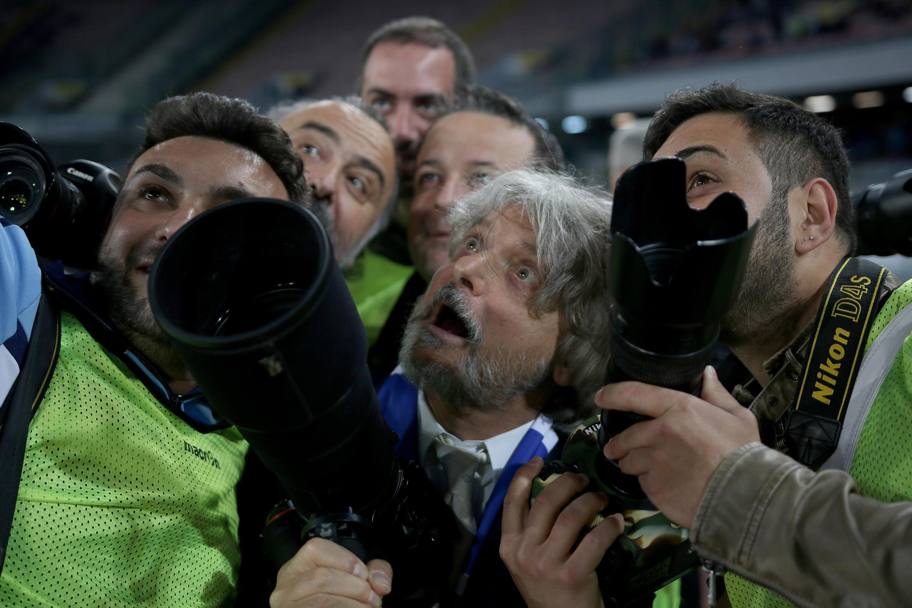 Il presidente della Sampdoria, Massimo Ferrero, scherza con i fotografi napoletani prima dell&#39;inizio della partita. Ansa